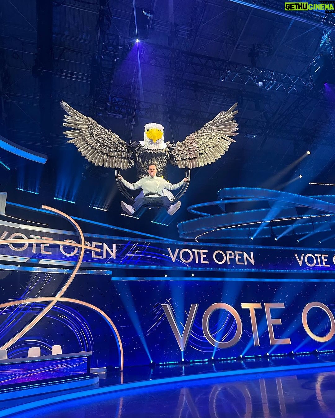 Holly Willoughby Instagram - Heβll be fine up there till next week right? ππ¦
π€ @stephenmulhern