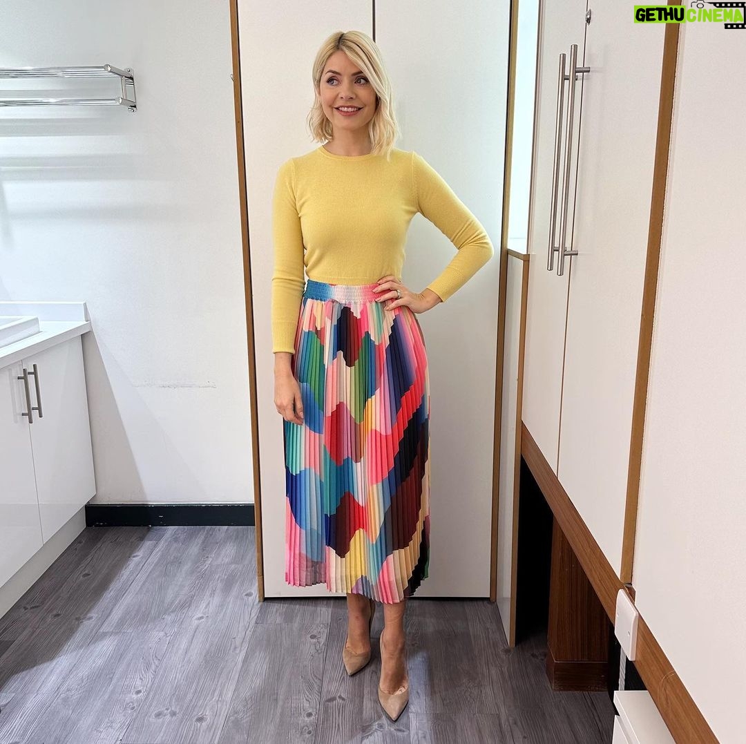 Holly Willoughby Instagram - Morning Monday… bit of a colour injection to start the week on the right note… see you on @thismorning at 10am… #hwstyle💁🏼♀️✨ skirt by @essentielantwerp knitwear by @purecollection 🌈