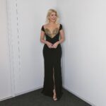 Holly Willoughby Instagram - It’s the semi final on @dancingonice … Double elimination tonight 😵‍💫… see you on @itv 6:30 🧊 ⭐️ #hwstyle💁🏼‍♀️✨ dress by @lucianmatis earrings by @jessica_mccormack ring by @hancocks_london 🧚🏻