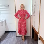Holly Willoughby Instagram - Morning Wednesday… Happy St David’s day 🏴󠁧󠁢󠁷󠁬󠁳󠁿… see you on @thismorning with @ollymurs 10am… #hwstyle💁🏼‍♀️✨ dress by @ro_and_zo 💐