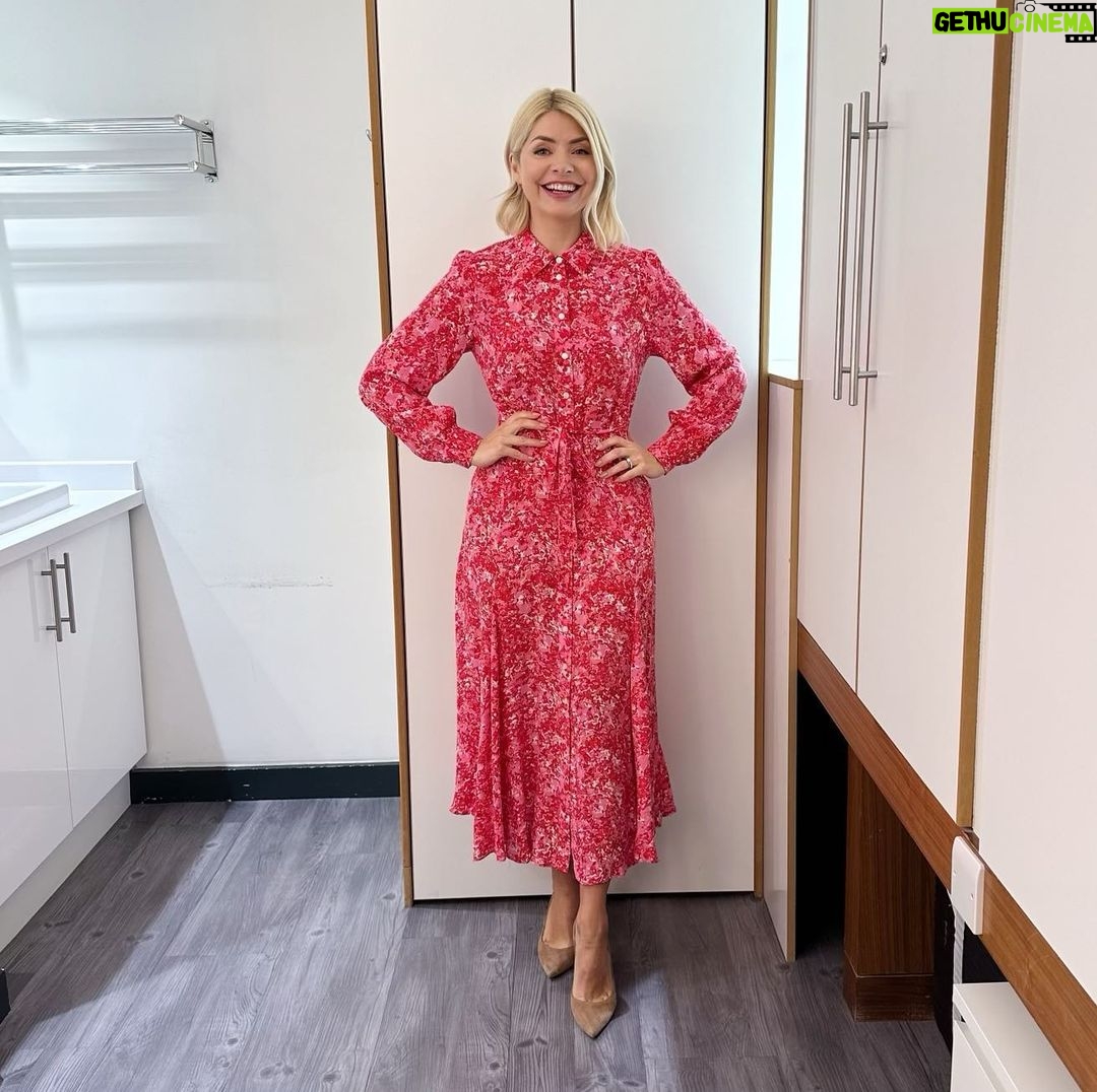 Holly Willoughby Instagram - Morning Wednesday… Happy St David’s day 🏴… see you on @thismorning with @ollymurs 10am… #hwstyle💁🏼♀️✨ dress by @ro_and_zo 💐
