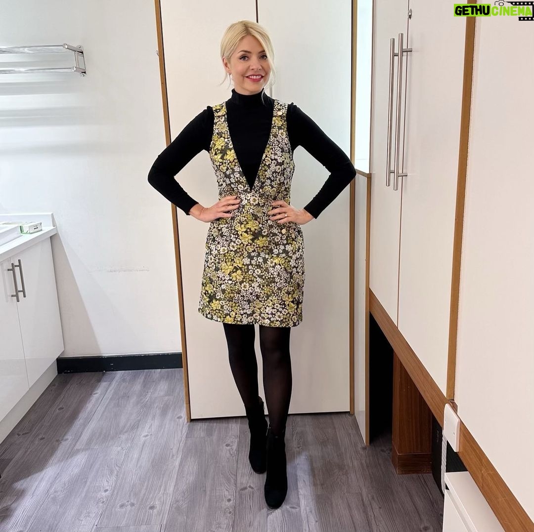 Holly Willoughby Instagram - Morning Thursday… see you on @thismorning at 10am. We are joined by the brilliant @jonfavreau telling us all about @themandalorian ✨✨✨ #hwstyle💁🏼♀️✨ dress by @oasisfashion knitwear by @andotherstories 🧚♂️✨