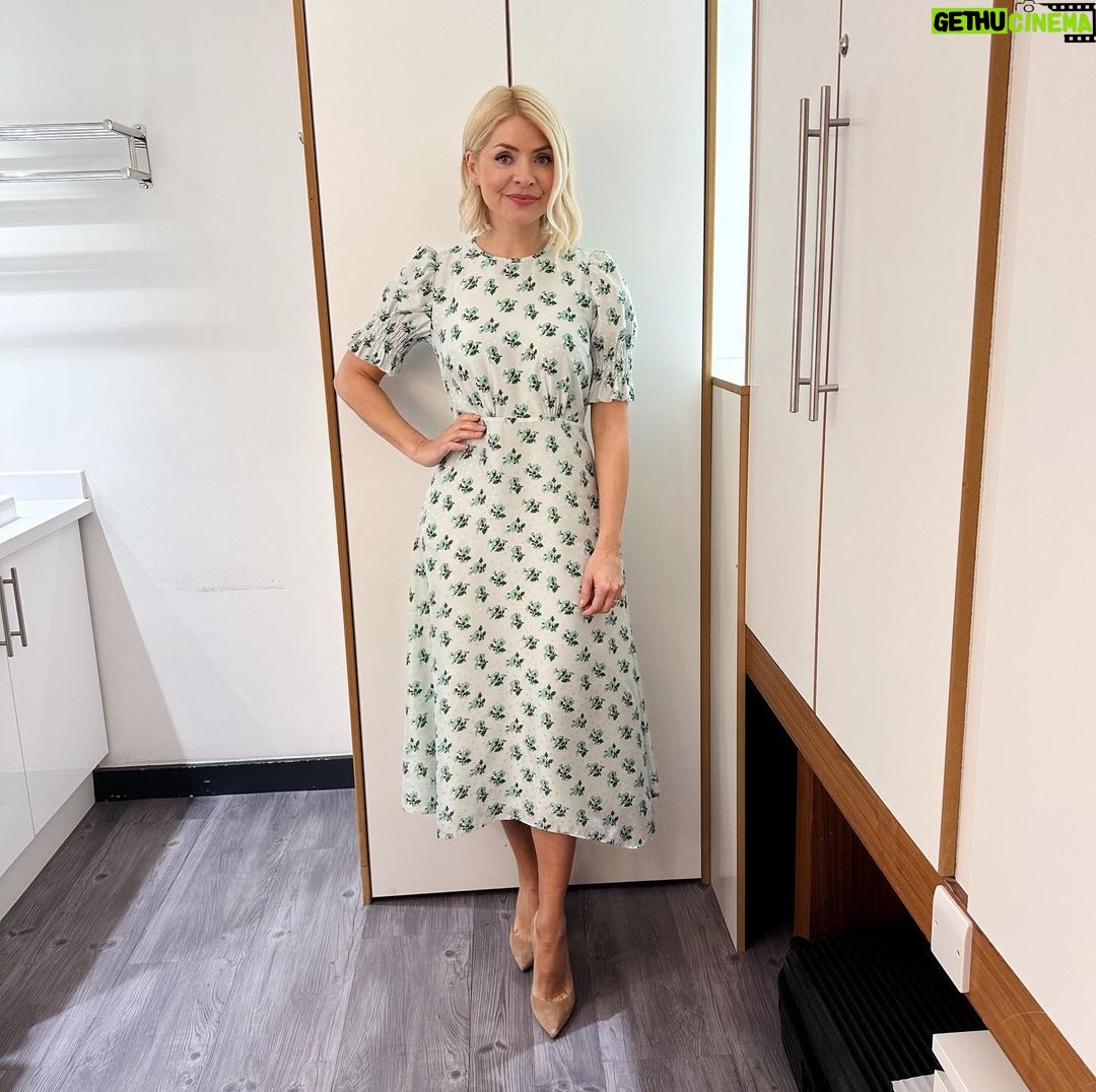 Holly Willoughby Instagram - Morning Monday we are back!!!!! See you on the sofa with the beautiful @natappleton and the man with the worlds longest tongue π
π³ @thismorning 10am #hwstyleππΌββοΈβ¨ dress by @lkbennettlondon π§π»