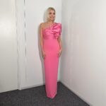 Holly Willoughby Instagram - On Sundays we wear pink! 🎀… @dancingonice 6:30pm on @itv … see you soon #hwstyle💁🏼‍♀️✨ dress by @solacelondon jewellery by @damianiofficial @di_damiani shoes by @renecaovilla 💘