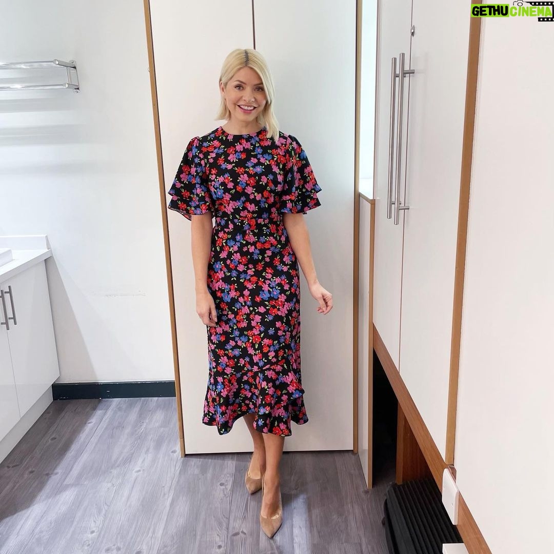 Holly Willoughby Instagram - Happy Thursday… see you on @thismorning at 10am… today we are celebrating 20 years of the wonder that is @martinlewismse 🥰 #hwstyle💁🏼♀️✨ dress by @oasisfashion 🌸