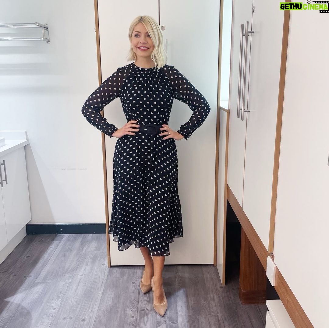 Holly Willoughby Instagram - Good morning Wednesday… see you on @thismorning at 10am. We are joined by @jmidy talking about the loss of his beloved cocker spaniel Ella, also Gemma Arterton talks about her new show Funny Woman… #hwstyle💁🏼♀️✨ dress by @lkbennettlondon 🧵