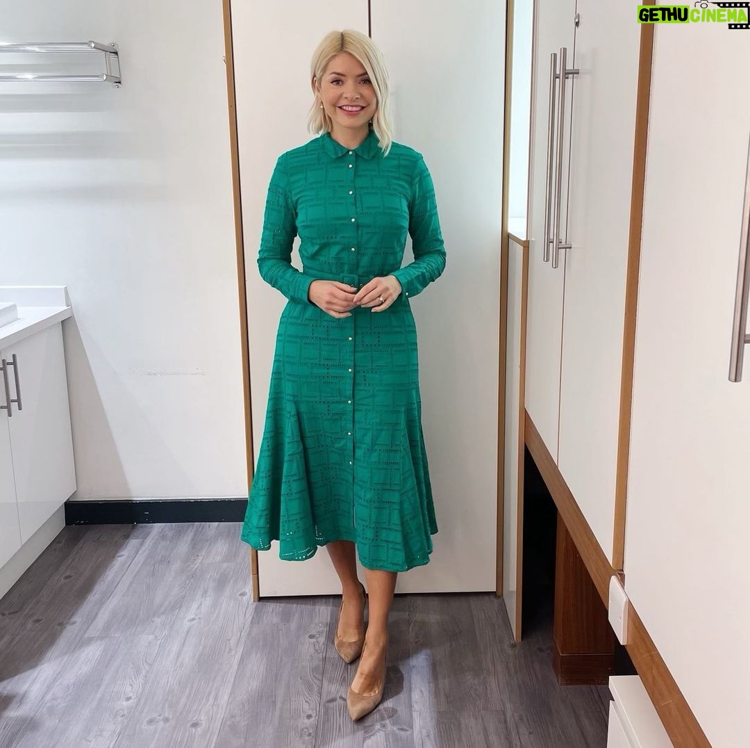 Holly Willoughby Instagram - Good morning Tuesday… have a glorious day… joined by the lovely Stephen Mangan today… see you at 10am… #hwstyle💁🏼♀️✨ dress by @phaseeight 🧚🏻