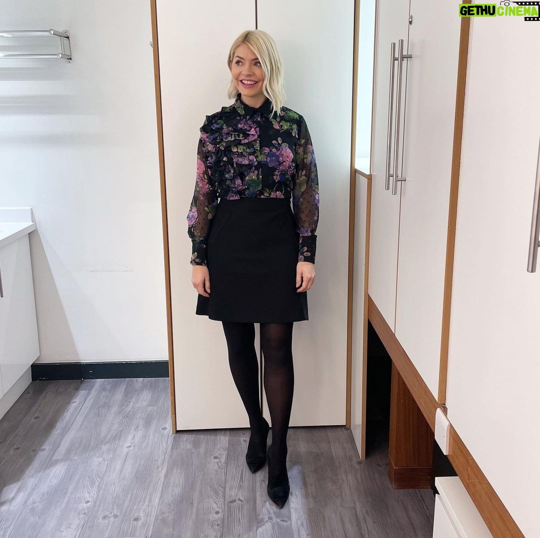 Holly Willoughby Instagram - Morning Monday… see you on @thismorning at 10am… talking a lot about Happy Valley today so you have been warned!!! #hwstyle💁🏼♀️✨ shirt @oasisfashion skirt by @reserved 🖤