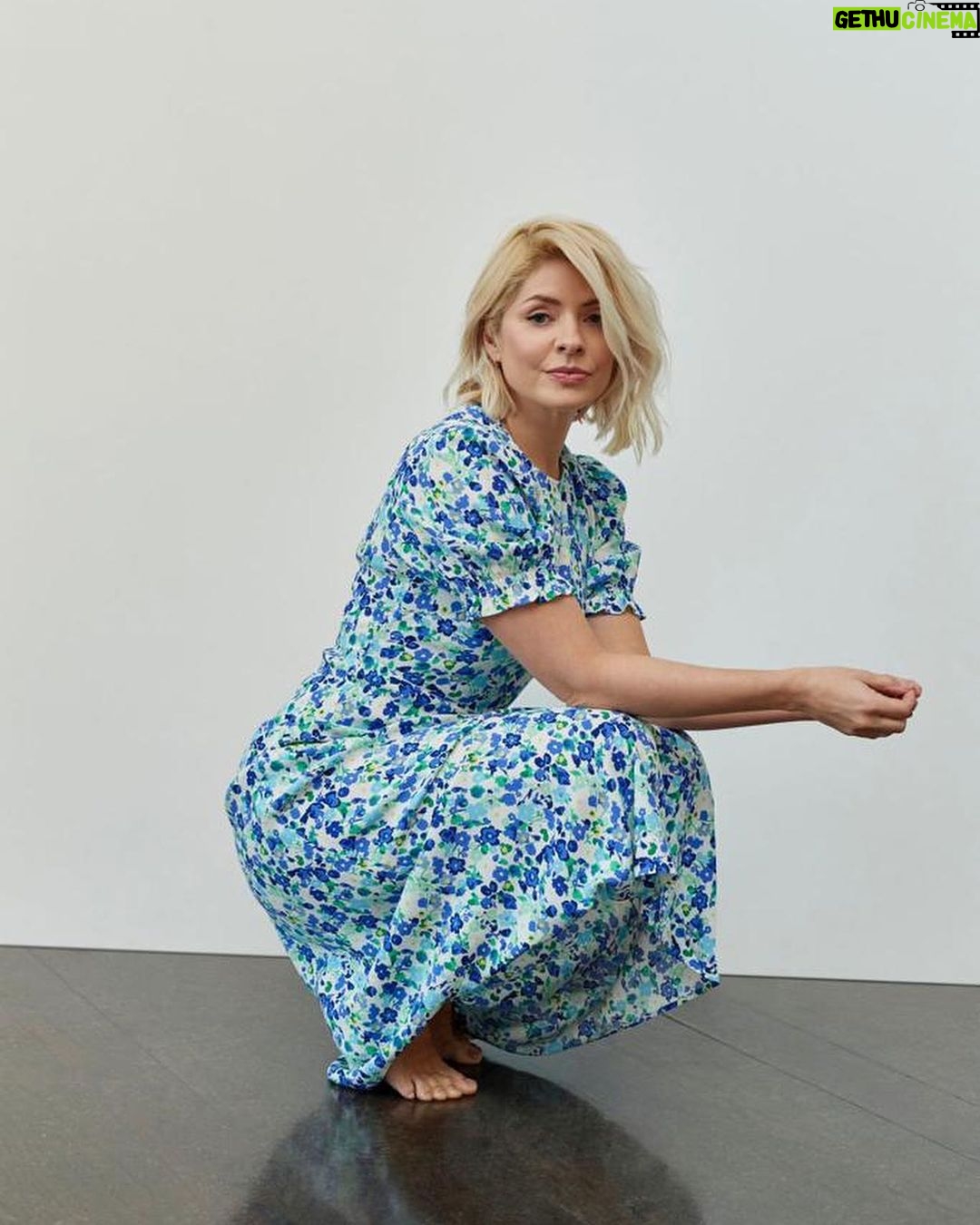 Holly Willoughby Instagram - How gorgeous is this print? Dresses like this are my favorite this time of year, dressed up or dressed down they are an absolute spring staple!… x @marksandspencer @marksandspencerstyle #MyMarks #AD Dress – T691638
