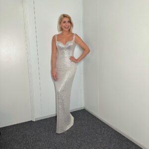 Holly Willoughby Instagram - Dancing on  Ice series 16! … Let’s do this 1 sequin at a time @dancingonice @itv 6:30pm 👗 @suzanneneville 👠@renecaovilla 💍 @aariya_diamonds ❄️