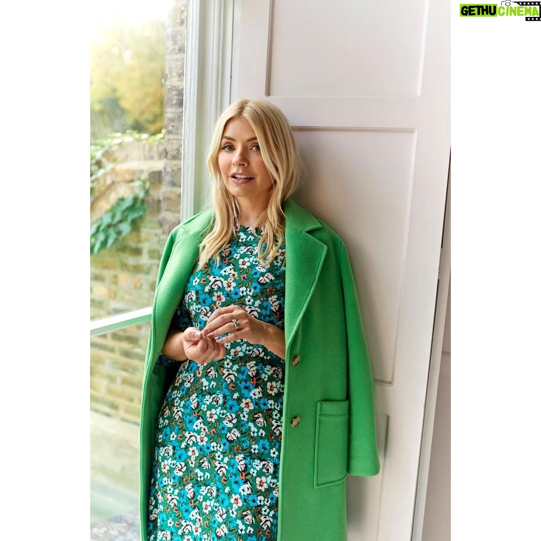 Holly Willoughby Instagram - Colour needn’t be reserved for summer 💚 How gorgeous is this print? I’ve paired this tea dress with a bright twill jacket to keep me cosy this season. It’s quickly become one of my favourite pieces from my January edit with @marksandspencer! @marksandspencerstyle. #MyMarks #AD Dress –T691574 Coat –T592345C