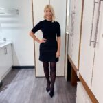Holly Willoughby Instagram - Morning Thursday… see you on @thismorning at 10am. @julietsear is making the food trends for 2023 🥘 🍕 🍷 #hwstyle💁🏼‍♀️✨ dress by @tedbaker 💙