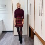 Holly Willoughby Instagram - Morning Wednesday… see you on @thismorning at 10am. We are joined by @iampaulmckenna @officialsuecleaver and @hamzayassin90 … ♥️ #hwstyle💁🏼‍♀️✨ skirt by @hobbslondon knitwear by @mango ✨