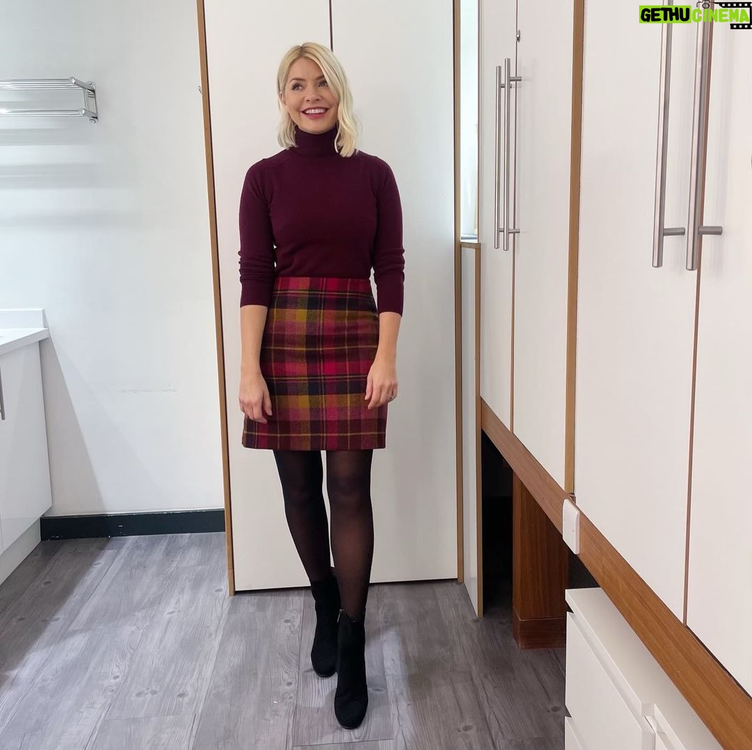 Holly Willoughby Instagram - Morning Wednesday… see you on @thismorning at 10am. We are joined by @iampaulmckenna @officialsuecleaver and @hamzayassin90 … ♥️ #hwstyle💁🏼♀️✨ skirt by @hobbslondon knitwear by @mango ✨