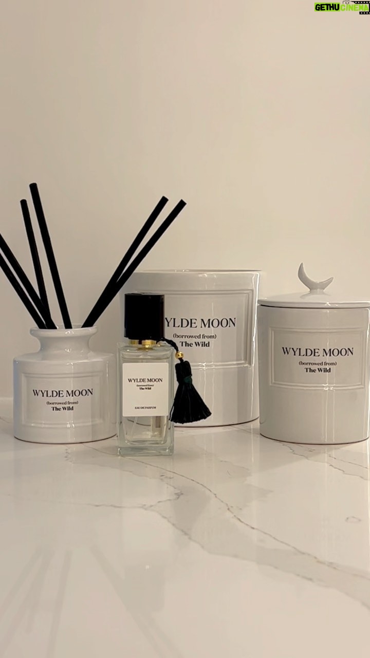 Holly Willoughby Instagram - Now this is a pinch me moment…I’m so so proud to share that our delicious @wyldemoon perfume, candles, diffusers and wax melts are now stocked in Harrods Beauty. If you want to sample our beloved wares in person, pop down to your nearest @harrodsbeauty … H Beauty Lakeside H Beauty Milton Keynes H Beauty Bristol H Beauty Edinburgh H Beauty Gateshead Happy weekend one and all ❄️🎄#adandownbrand #christmasshopping #fragrance #homedecor