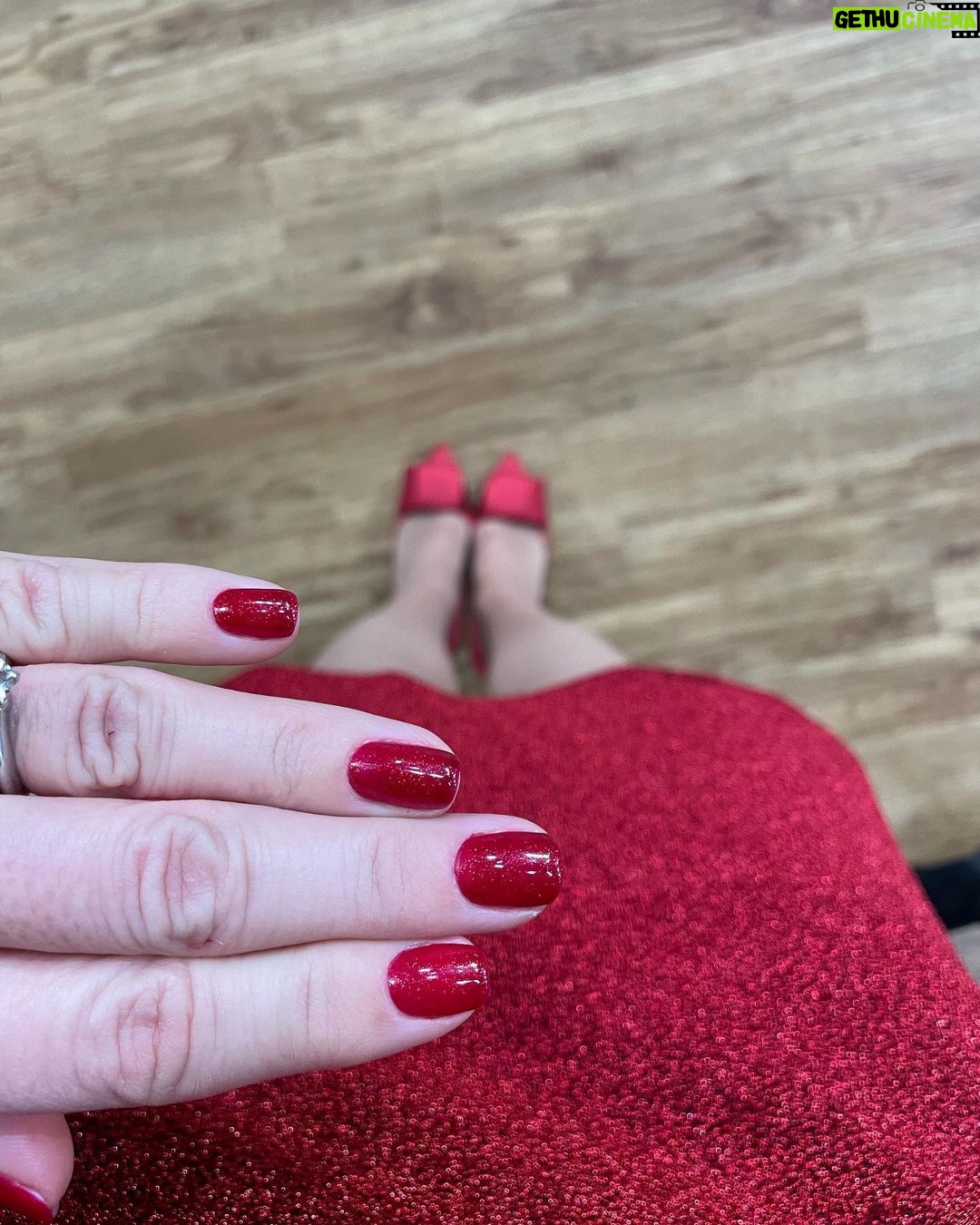 Holly Willoughby Instagram - Christmas nails courtesy of @annailslondon and @biosculpturegelgb ♥️✨🎅🏻
