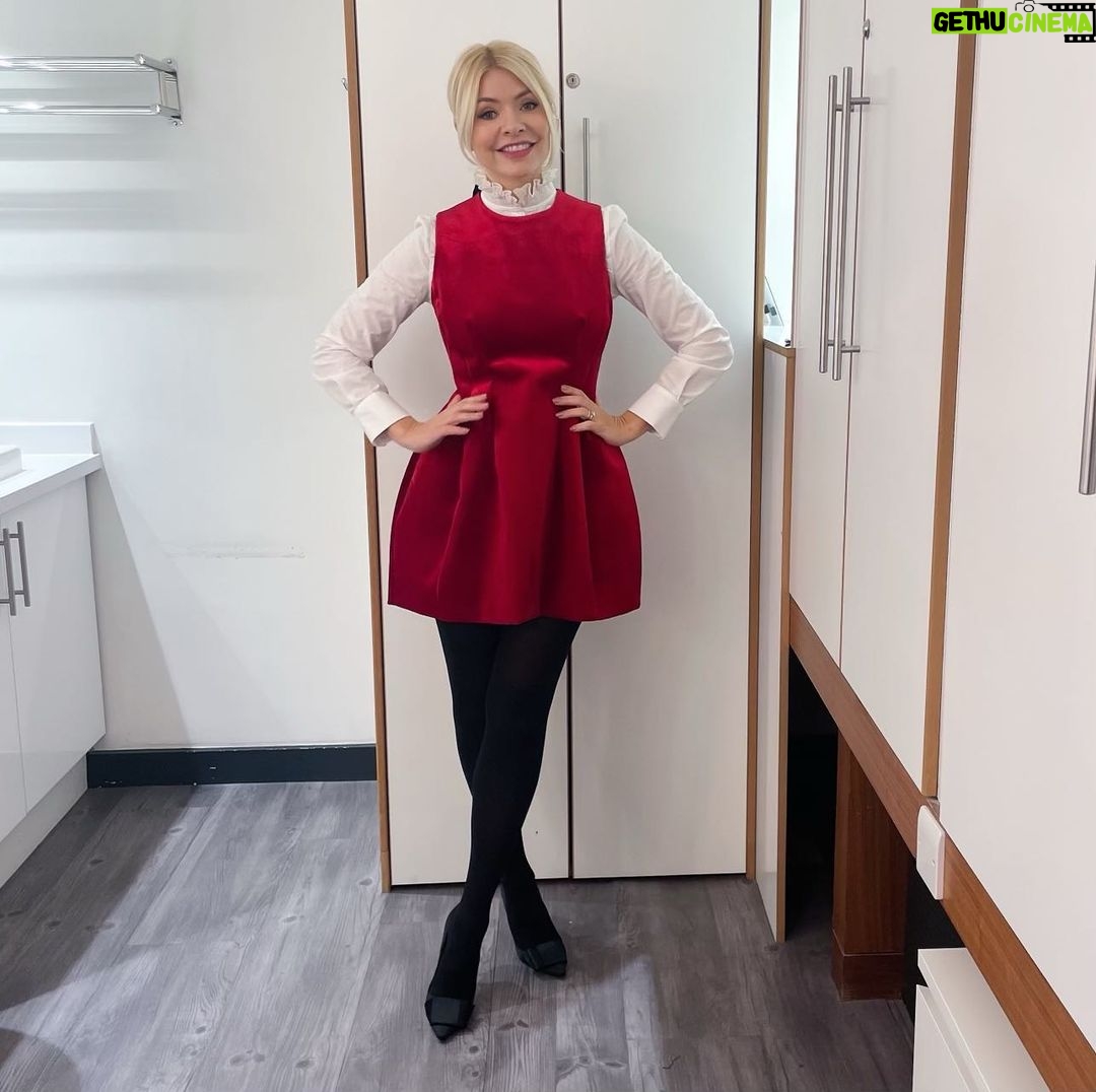 Holly Willoughby Instagram - Morning Tuesday… see you on @thismorning with @martinlewismse #cliffrichard #ashleyjensen @stephenfryactually @iamginodacampo @therealgokwan … what a line up!!!! See you at 10am. #hwstyle💁🏼♀️✨ dress and shirt by @zara shoes by @lkbennettlondon