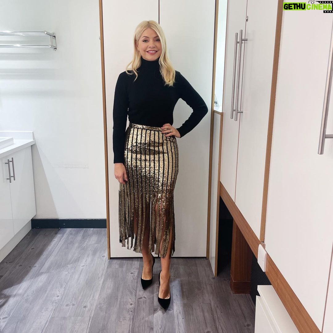 Holly Willoughby Instagram - Morning Monday… see you on @thismorning at 10am!!! #hwstyle💁🏼♀️✨ skirt by @mintvelvet knitwear by @karen_millen ✨✨✨