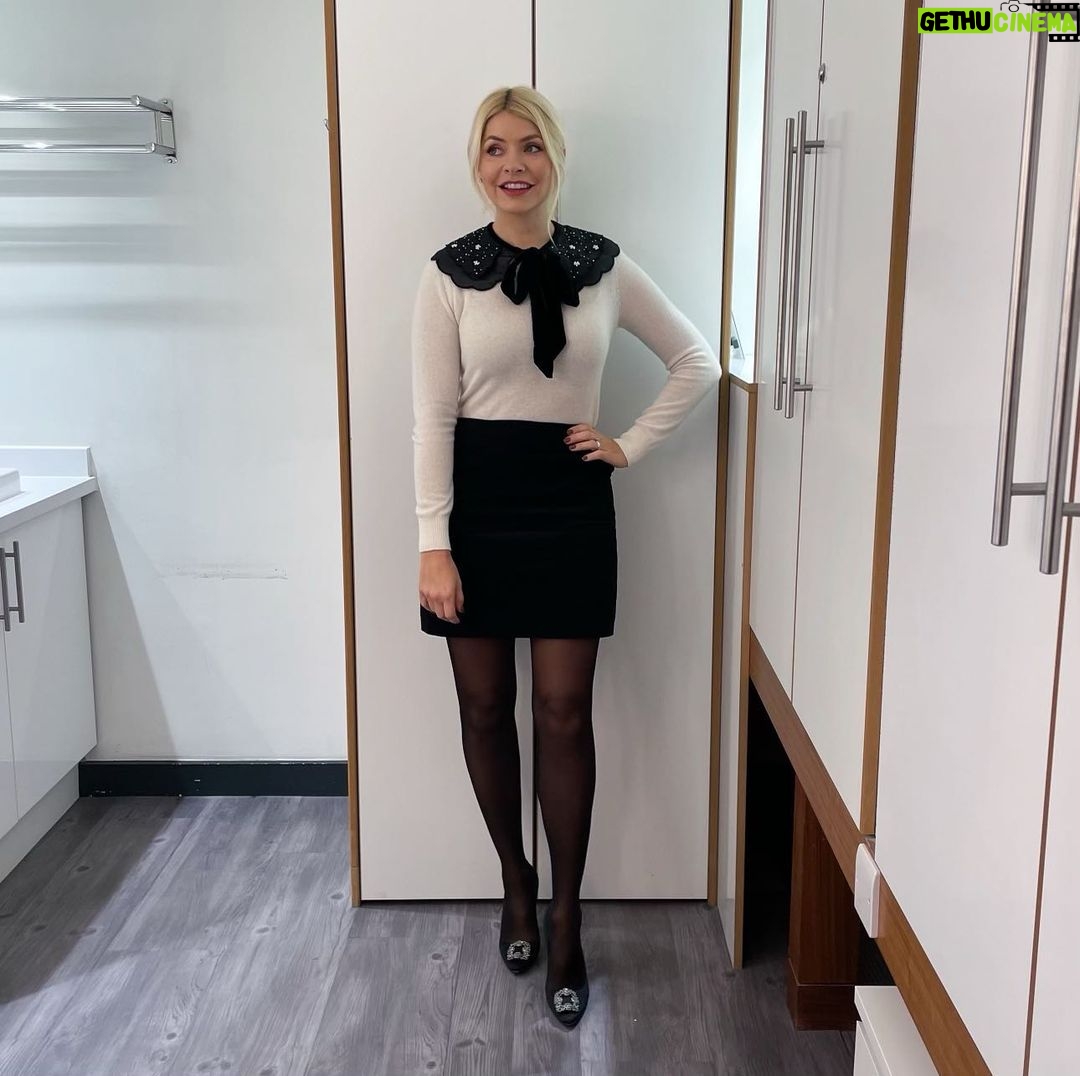 Holly Willoughby Instagram - Morning Wednesday… see you on @thismorning at 10am… we welcome back our favourite… the brilliant Miriam Margoyles ❤️… #hwstyle💁🏼♀️✨ Collar @andotherstories Jumper @karen_millen Skirt @_albaray ✨