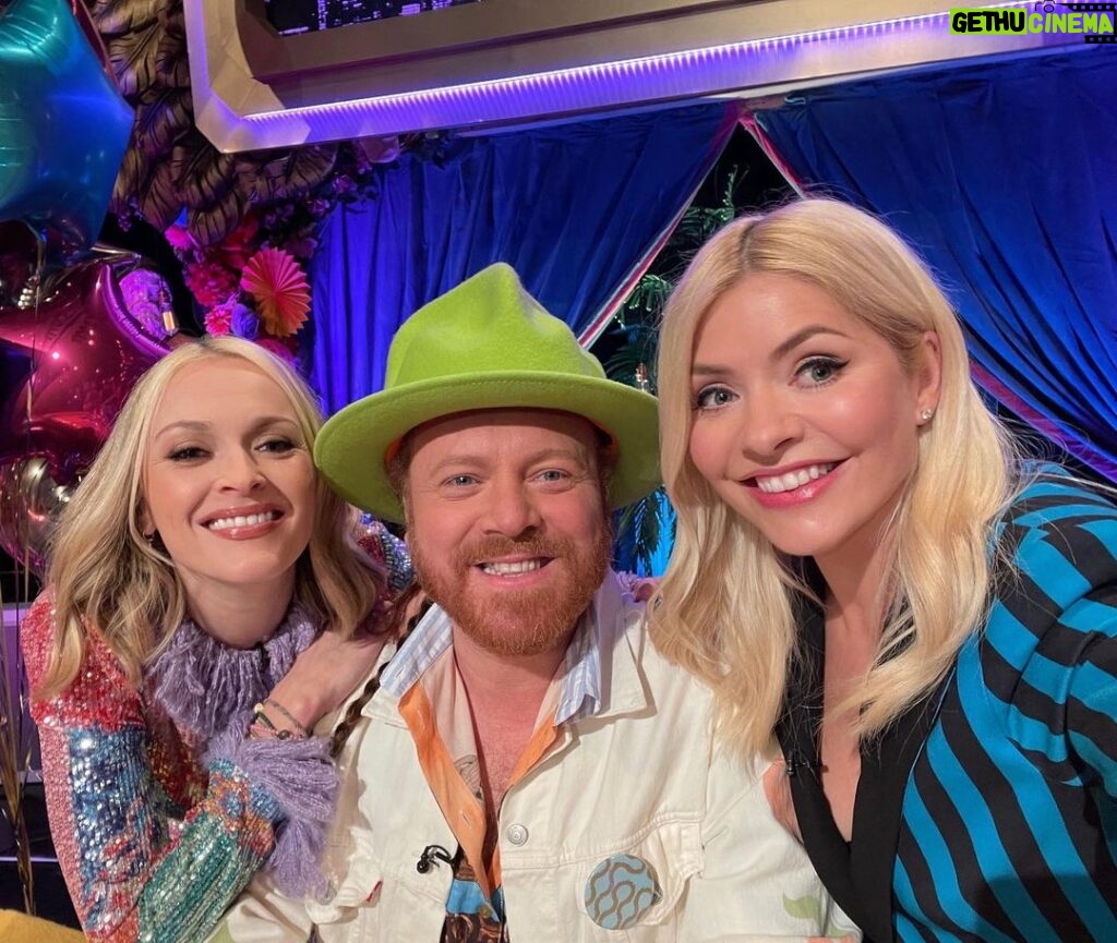 Holly Willoughby Instagram - If I don't see ya' through the week, I'll see ya' through the window… it’s been a pleasure @celebjuiceofficial @fearnecotton @keithlemon 🍋💛🎤👋🏻
