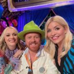 Holly Willoughby Instagram - If I don't see ya' through the week, I'll see ya' through the window… it’s been a pleasure @celebjuiceofficial @fearnecotton @keithlemon 🍋💛🎤👋🏻