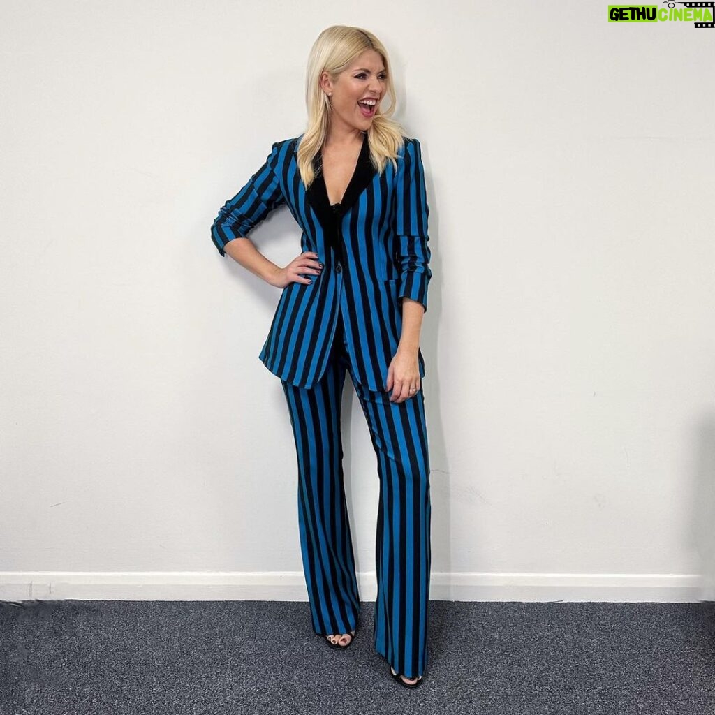 Holly Willoughby Instagram - With a heavy heart it’s time to say goodbye and thank you to @celebjuiceofficial … The final farewell outfit and it’s a nod to the legend that is @keithlemon … oosh… love you 🍋 💖🍸 #hwstyle💁🏼‍♀️✨ suit by @aliceandolivia