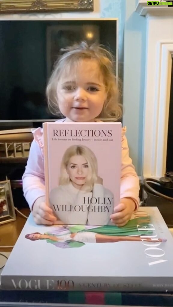 Holly Willoughby Instagram - My beautiful niece Mabel has something very important to tell you… Who has written a book Mabel? #heartmealts 💗… #Relections makes the perfect stocking filler 🎅🏻✨will put a link on my stories 📕 🌙