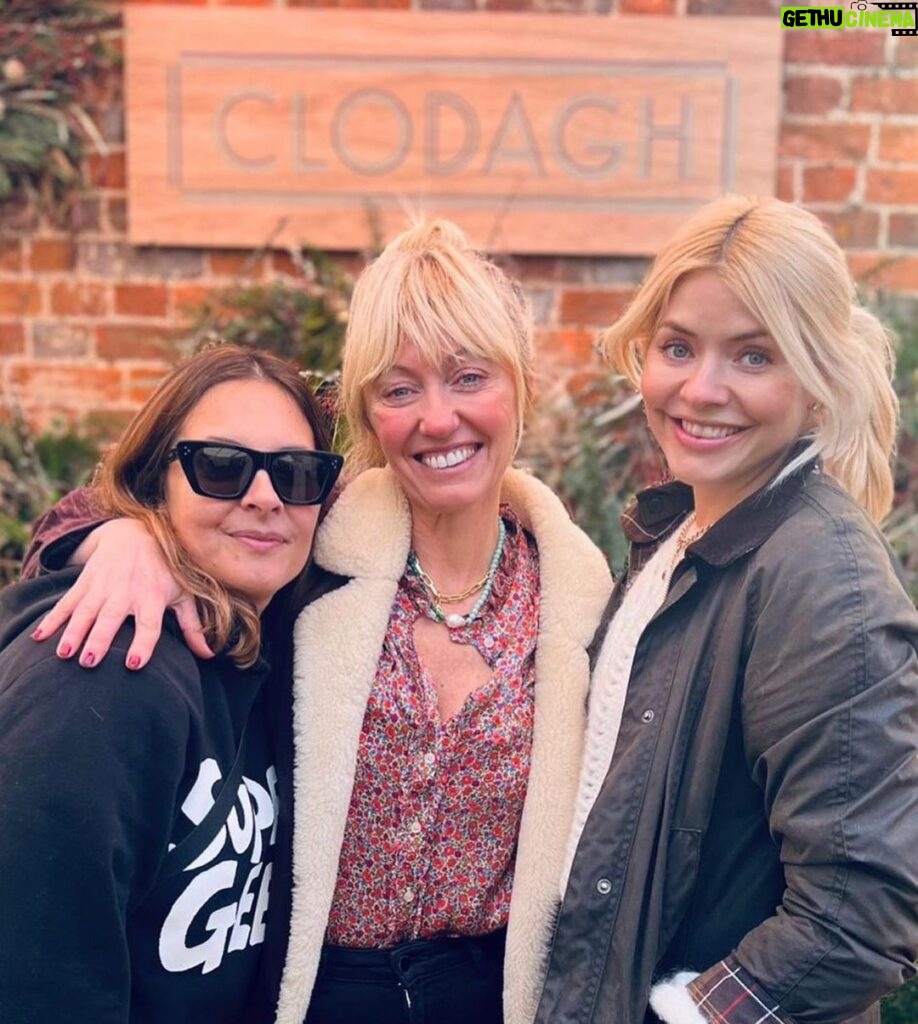 Holly Willoughby Instagram - Filled my belly and heart yesterday at @clodagh_mckenna beautiful home and brand new shop @clodaghstore …Guinness never tasted so good than with you 3 beauties @shishib @imeldaofficial @clodagh_mckenna ☘️