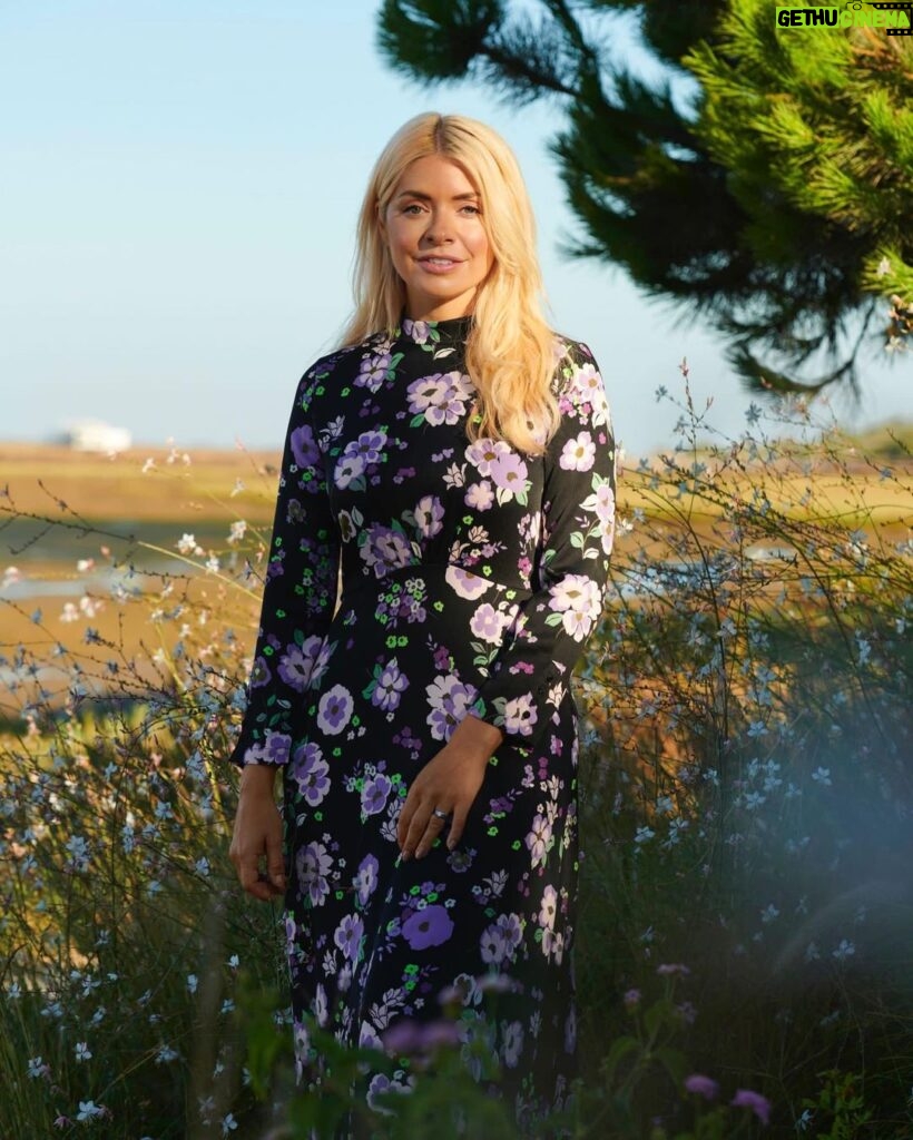 Holly Willoughby Instagram - I love a midi dress, and this satin tea dress is one of my favourites this season! How gorgeous is this print? I’ll be wearing mine with heels for an evening look or boots and a leather jacket for the daytime 🖤 #AD @marksandspencer. ​#MyMarks ​ Dress – T691439