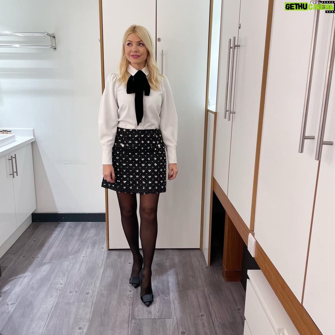 Holly Willoughby Instagram - Morning Thursday… no @thismorning today but filming some festive fun! #hwstyle💁🏼♀️✨ Shirt @mintvelvet Skirt @dreamsisterjane Heels @lkbennettlondon 💿📀💿📀