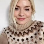 Holly Willoughby Instagram - It’s the perfect season to curl up with a book, and over at @wyldemoon we’ve curated a WYLDE Library of favourite reads from WYLDE MOON readers, from the team, and obviously from me 😉 Link in my bio or I’ve popped one in Stories. Happy reading! # adandownbrand #bookclub #bookstagram #wyldelibrary 📖♥️