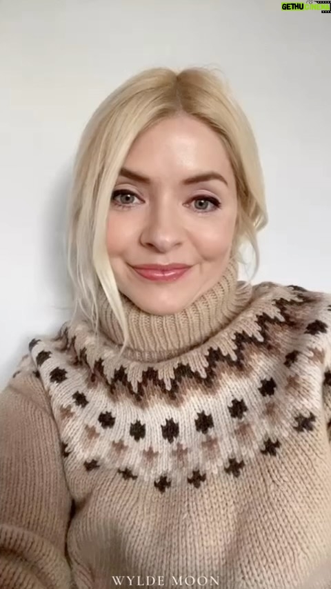 Holly Willoughby Instagram - It’s the perfect season to curl up with a book, and over at @wyldemoon we’ve curated a WYLDE Library of favourite reads from WYLDE MOON readers, from the team, and obviously from me 😉 Link in my bio or I’ve popped one in Stories. Happy reading! # adandownbrand #bookclub #bookstagram #wyldelibrary 📖♥️