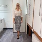 Holly Willoughby Instagram - Morning Thursday… see you on @thismorning with a whole bundle of gorgeousness…. @otimabuse and @coxusa will be here. See you at 10am 🕙… #hwstyle💁🏼‍♀️✨ skirt by @mango shirt by @purecollection 💌 This Morning