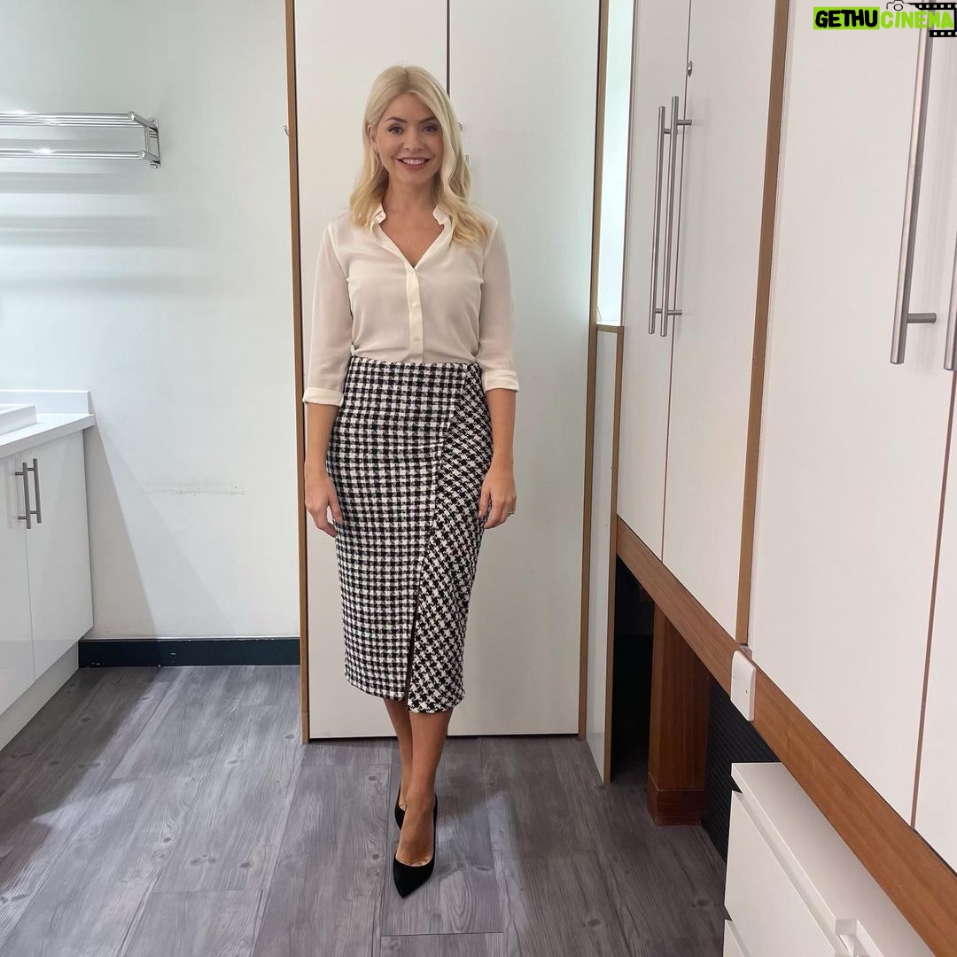 Holly Willoughby Instagram - Morning Thursday… see you on @thismorning with a whole bundle of gorgeousness…. @otimabuse and @coxusa will be here. See you at 10am 🕙… #hwstyle💁🏼♀️✨ skirt by @mango shirt by @purecollection 💌 This Morning