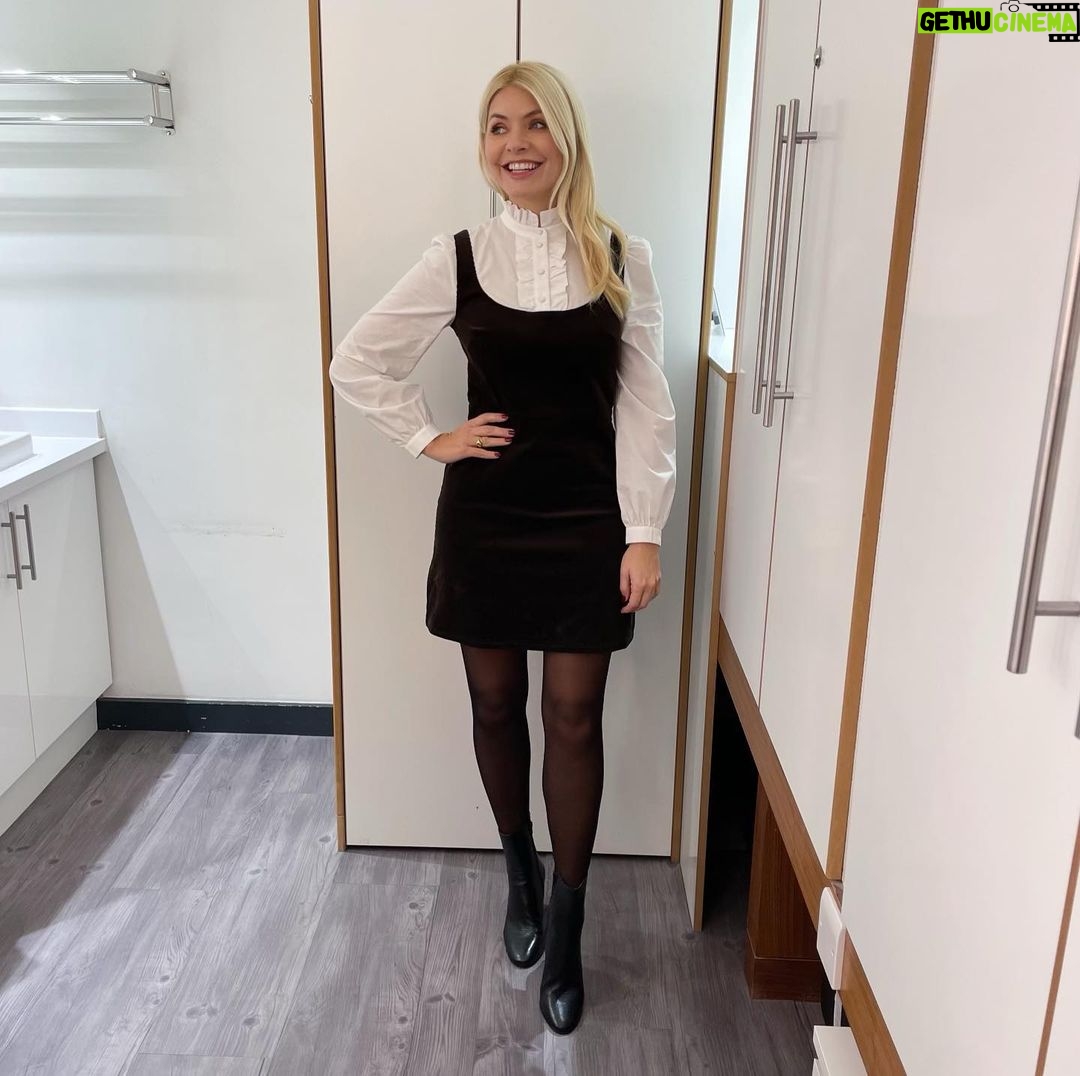 Holly Willoughby Instagram - Morning Tuesday… well today it’s like Christmas has come only… the one and only Elf himself Will Ferrell and @octaviaspencer are in the studio talking about their new movie Spirited… @thismorning at the 10am #hwstyle💁🏼♀️✨ dress by @andotherstories 🍁