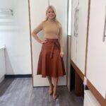 Holly Willoughby Instagram - Morning Monday… see you on @thismorning we are joined by @oliviajade_attwood talking about why she sadly had to leave the Jungle and @andreabocelliofficial performs live! #hwstyle💁🏼‍♀️✨ skirt by @anthropologieeu knitwear @purecollection 🍁🍂🍁