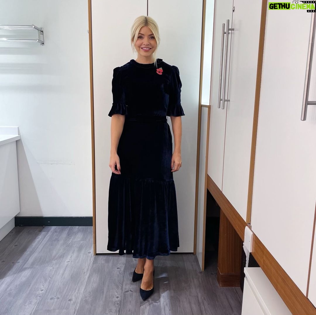 Holly Willoughby Instagram - Morning Thursday!!!!! See you on @thismorning at 10am… today @jamesmartinchef is back with cheese and butter a plenty!!!!! Also @lisa_snowdon is showing us how to wear velvet so I thought I’d join in… #hwstyle💁🏼♀️✨ dress by @beulahlondon 💙