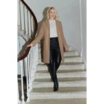 Holly Willoughby Instagram - There’s a chill in the air and I'm obsessed with this classic camel coat 🤎 Literally goes with everything! @marksandspencer. ​ @marksandspencerstyle #MyMarks #AD ​ ​ Jumper – T386417​ Coat – T591146C​ Trousers – T592665T