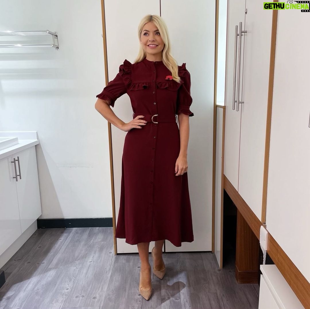 Holly Willoughby Instagram - Morning Wednesday joined by Heavyweight Champion of the world @tysonfury today… see you on @thismorning at 10am #hwstyle💁🏼♀️✨ dress by @oasisfashion ♥️