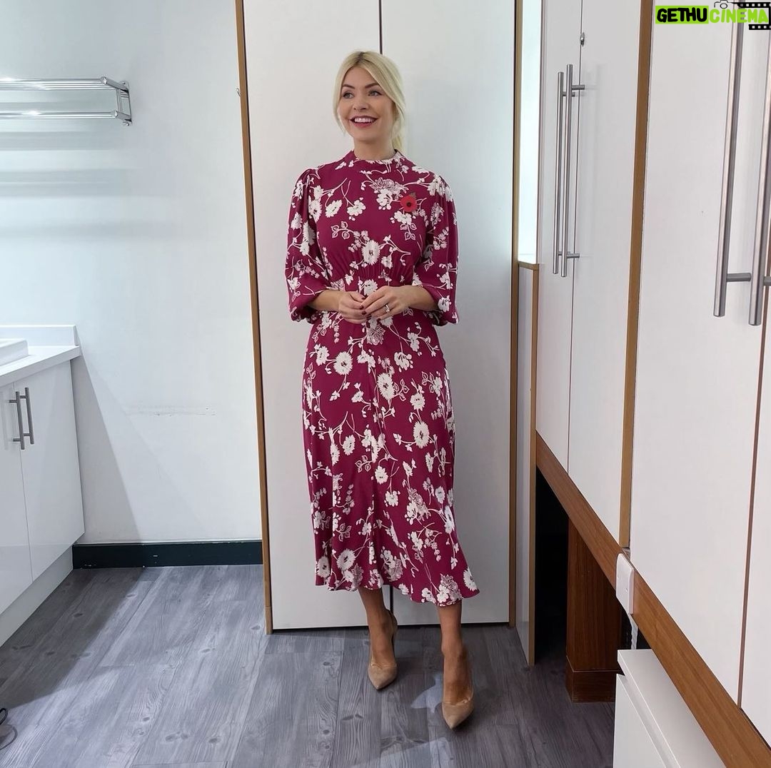 Holly Willoughby Instagram - Morning Tuesday… @iamginodacampo is back! And our menopause bus gets on the road… see you on @thismorning at 10am ✨… #hwstyle💁🏼♀️✨ dress by @ghostfashion 🌸