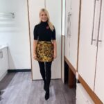 Holly Willoughby Instagram - Morning Monday… how was your weekend? 🎇 See you on @thismorning at 10am… #hwstyle💁🏼‍♀️✨ skirt by @oasisfashion knitwear by @reserved 💛🖤💛