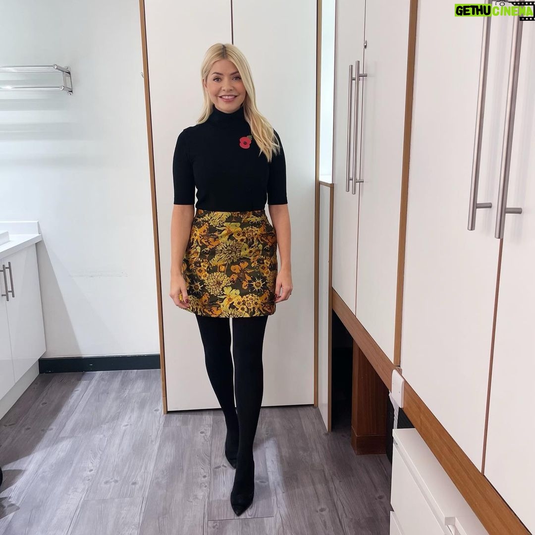 Holly Willoughby Instagram - Morning Monday… how was your weekend? 🎇 See you on @thismorning at 10am… #hwstyle💁🏼♀️✨ skirt by @oasisfashion knitwear by @reserved 💛🖤💛