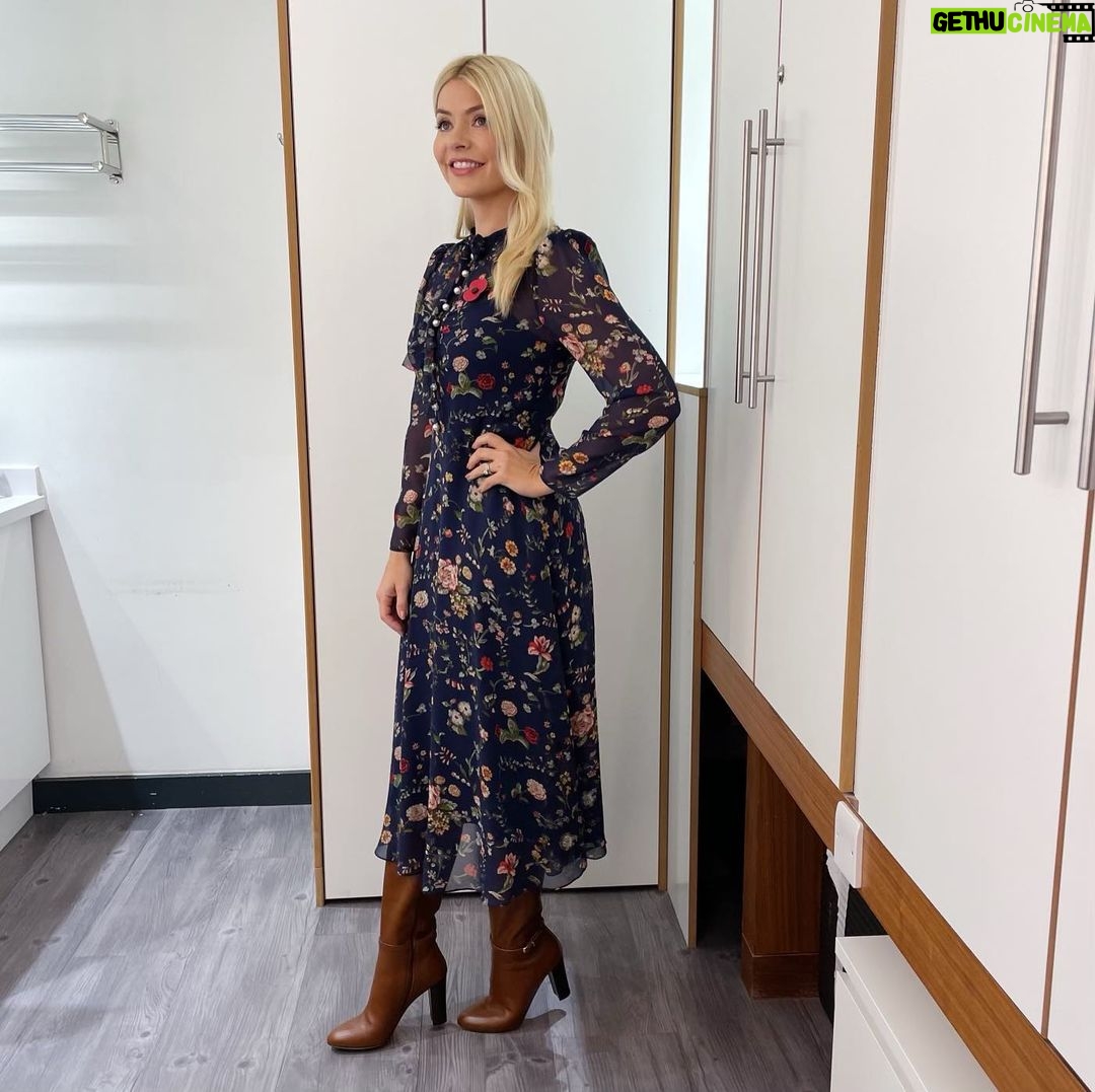 Holly Willoughby Instagram - Morning Thursday… talking boots with @louiseroe on @thismorning today… see you at 10am #hwstyle💁🏼♀️✨ dress and boots by @lkbennettlondon 🍁 This Morning