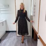 Holly Willoughby Instagram - Morning Wednesday… see you on @thismorning at 10am… today @officialblue are back!!! 💙 #hwstyle💁🏼‍♀️✨ dress available to rent or buy from @lkbennettlondon 🖤 This Morning