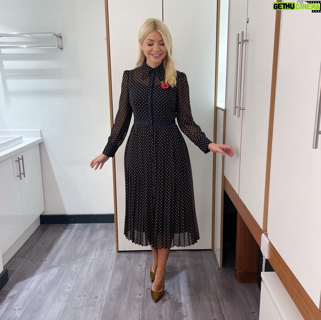 Holly Willoughby Instagram - Morning Wednesday… see you on @thismorning at 10am… today @officialblue are back!!! 💙 #hwstyle💁🏼♀️✨ dress available to rent or buy from @lkbennettlondon 🖤 This Morning
