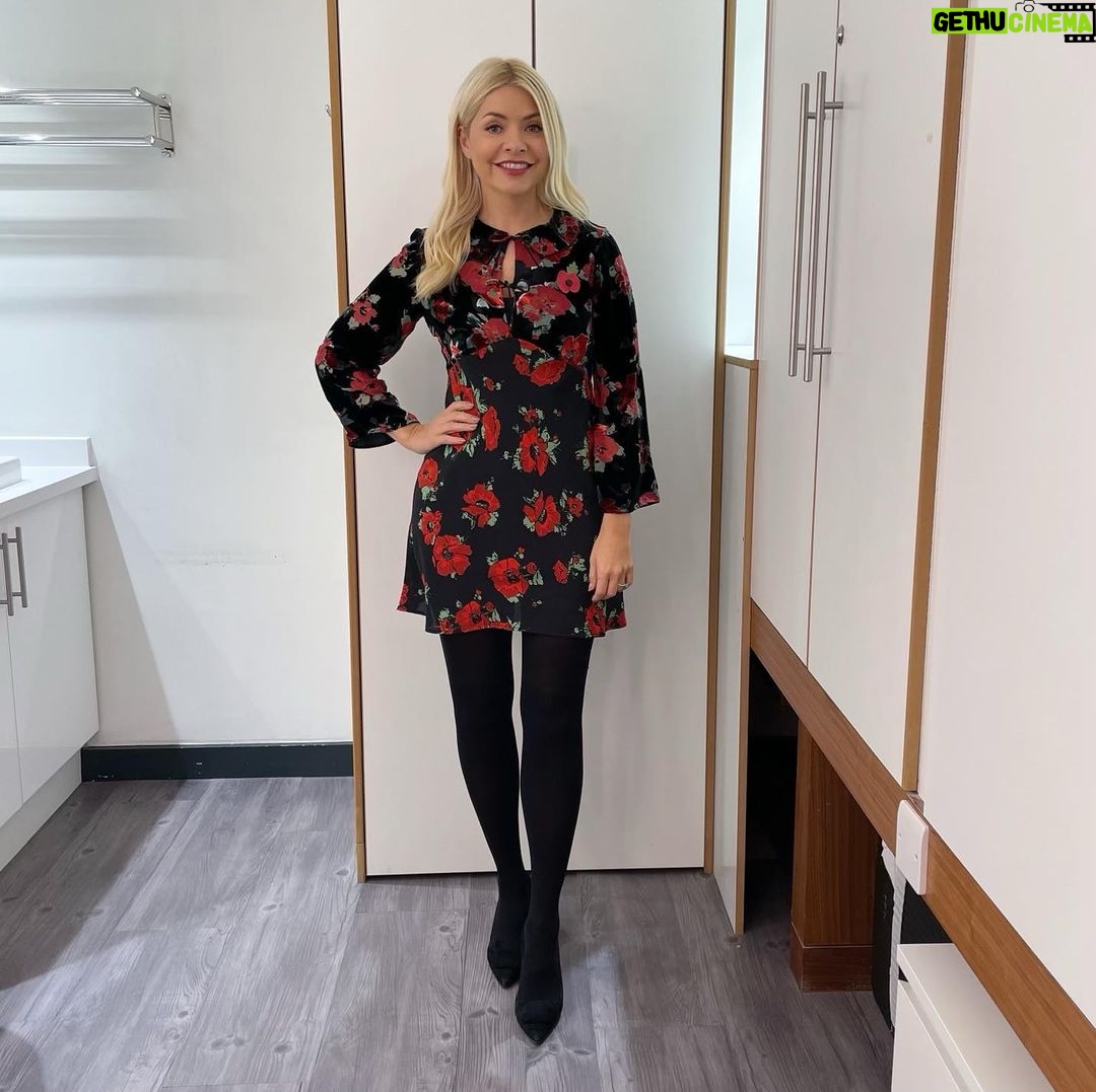 Holly Willoughby Instagram - Morning Tuesday… blonde is back! See you on @thismorning at 10am… joined by @gretathunberg @bezmondays @mrs.brownsboysofficial … Now that’s a lineup! #hwstyle💁🏼♀️✨ dress by @rixo ♥️ This Morning
