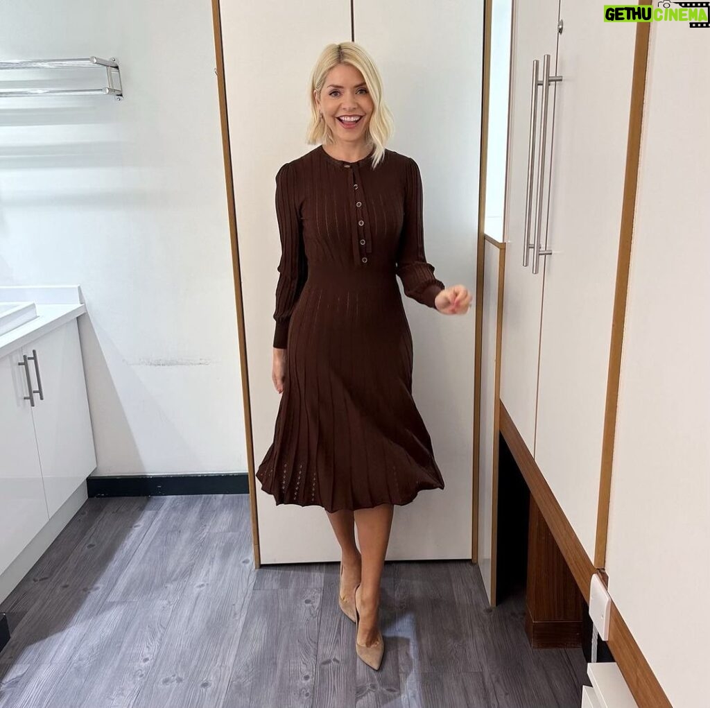 Holly Willoughby Instagram - Hello Tuesday… see you on the @thismorning sofa at 10am with @benshephardofficial … Stella lineup today… @martinlewismse @grahnort @alisonhammond55 and @iamginodacampo 🌟 #hwstyle💁🏼‍♀️✨ dress @lkbennettlondon 🍁