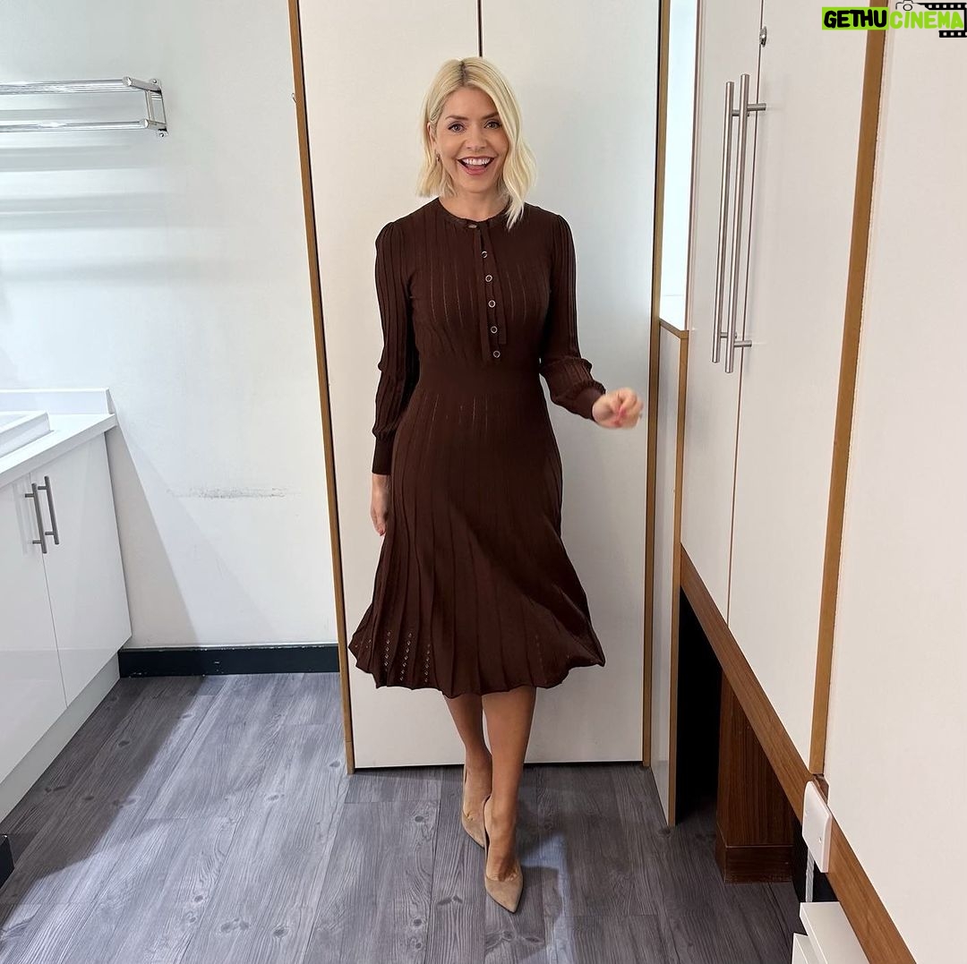 Holly Willoughby Instagram - Hello Tuesday… see you on the @thismorning sofa at 10am with @benshephardofficial … Stella lineup today… @martinlewismse @grahnort @alisonhammond55 and @iamginodacampo 🌟 #hwstyle💁🏼♀️✨ dress @lkbennettlondon 🍁