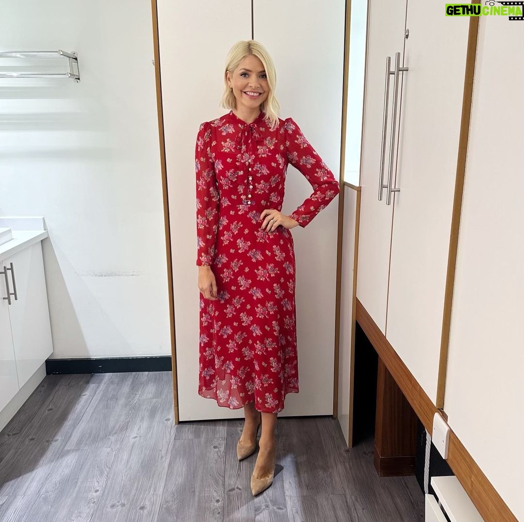 Holly Willoughby Instagram - Morning Thursday… she’s back! @alisonhammond55 joins me on the sofa. Today is World Alzheimer’s Day and Nick Moran comes and shares his mothers story. Also @stylesisters @julietsear and @therealgokwan 💗 See you at 10am #hwstyle💁🏼♀️✨ dress by @lkbennettlondon 🩷