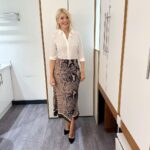 Holly Willoughby Instagram - Morning Wednesday… see you on the @thismorning sofa with @dermotoleary @bobbybrazier @diannebuswell @nadinebaggott @joechef_ and Mr Motivator is back! 10am @itv #hwstyle💁🏼‍♀️✨ skirt by @reiss shirt by @purecollection 🌟